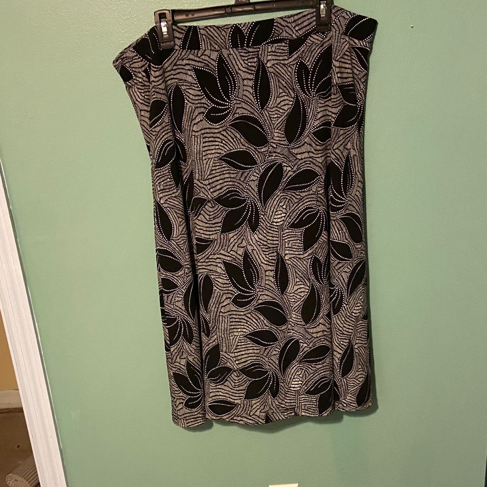Kasper Black and Gray Leaf Pattern Pencil Skirt